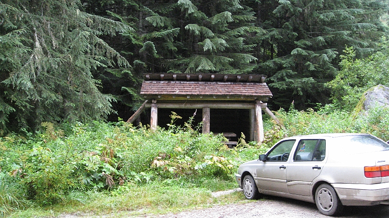 IMG_5097.JPG - Shelter at trailhead